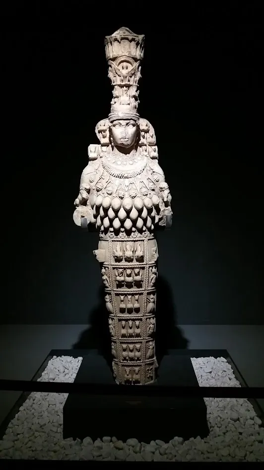 Efes Artemisi heykeli, karanlık sergi salonunda aydınlatılmış mermer figür